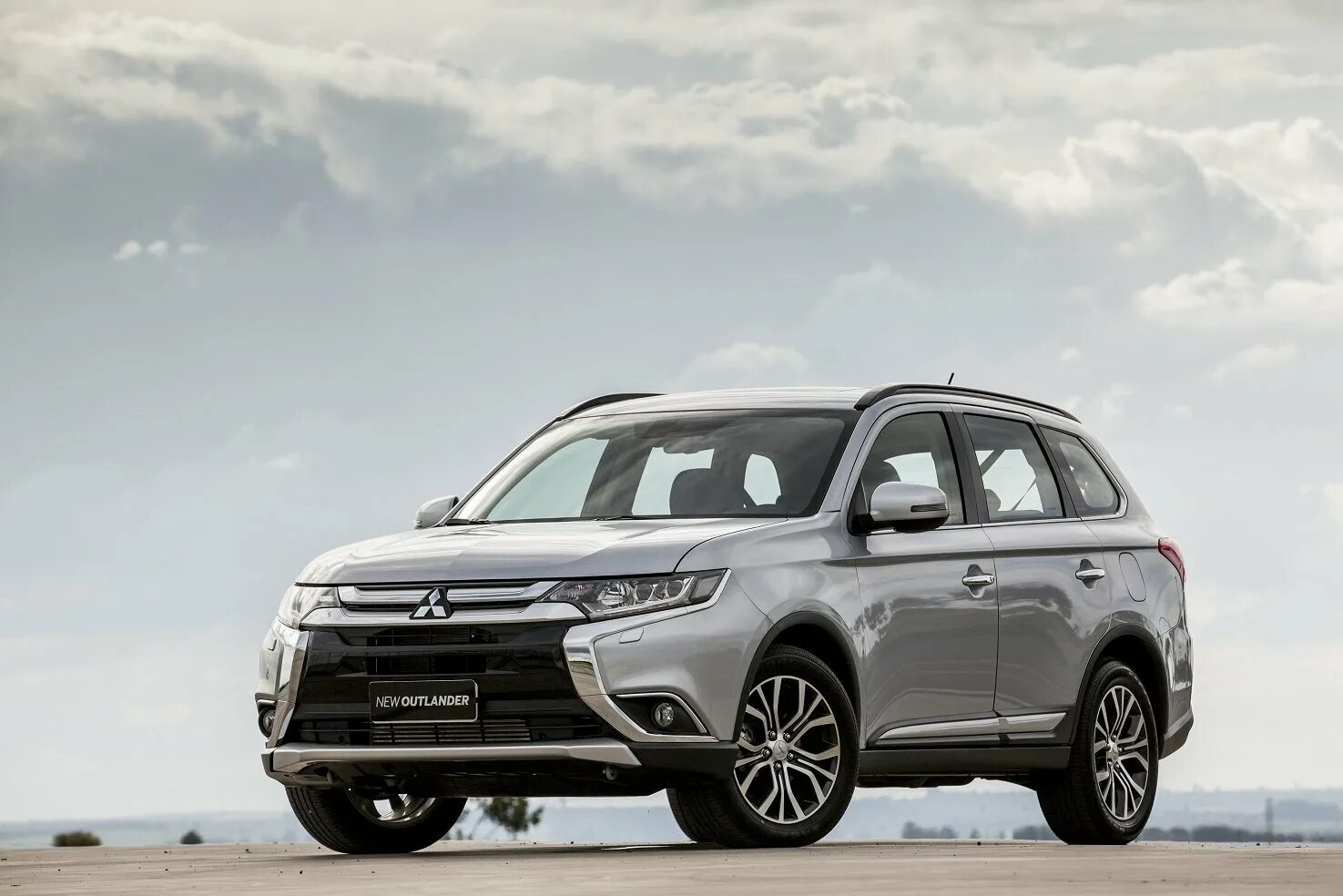 Mitsubishi outlander 2015 год