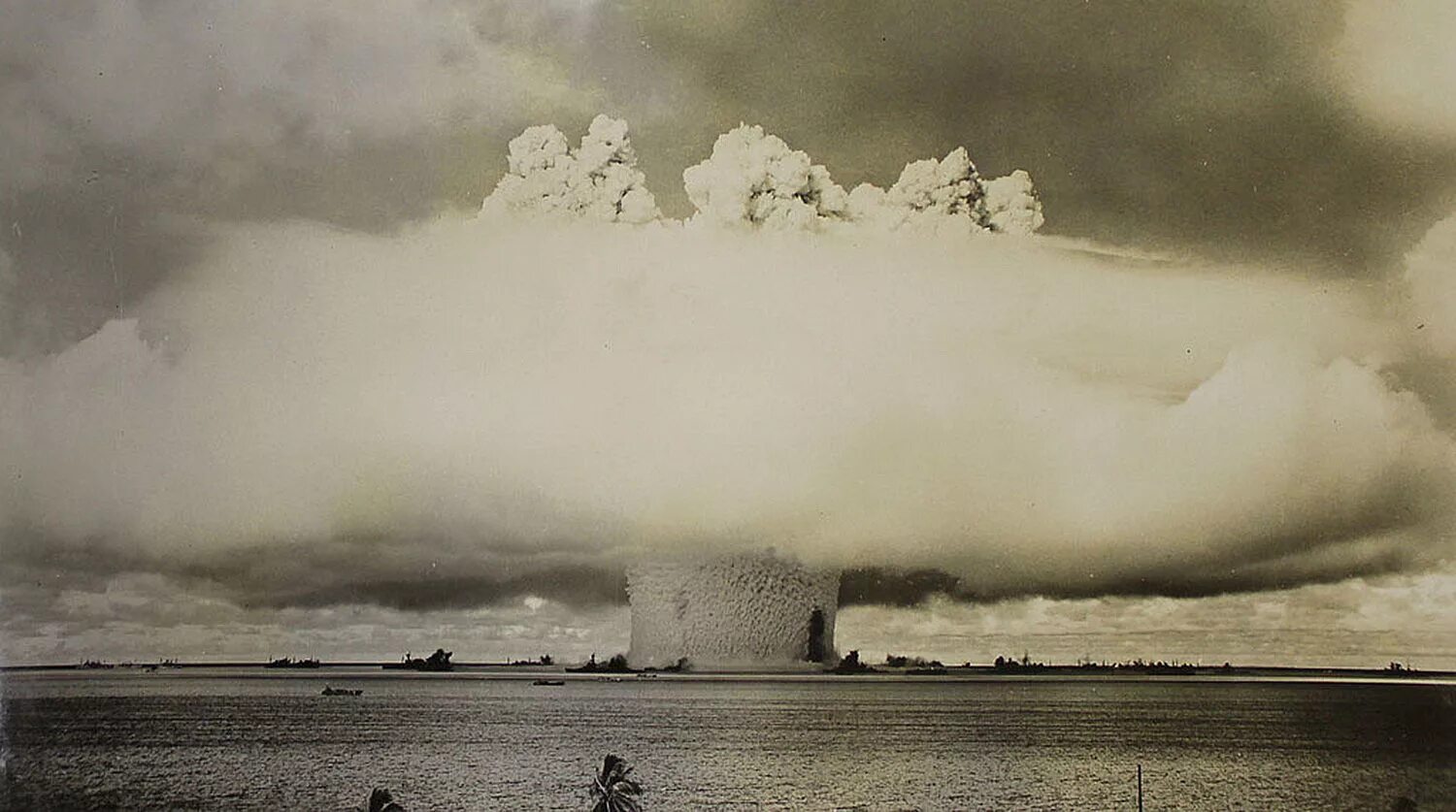 Испытание первой атомной. Хиросима Нагасаки ядерный взрыв. Первое испытание атомной бомбы в США. Operation Crossroads Baker. Атолл бикини ядерные испытания.