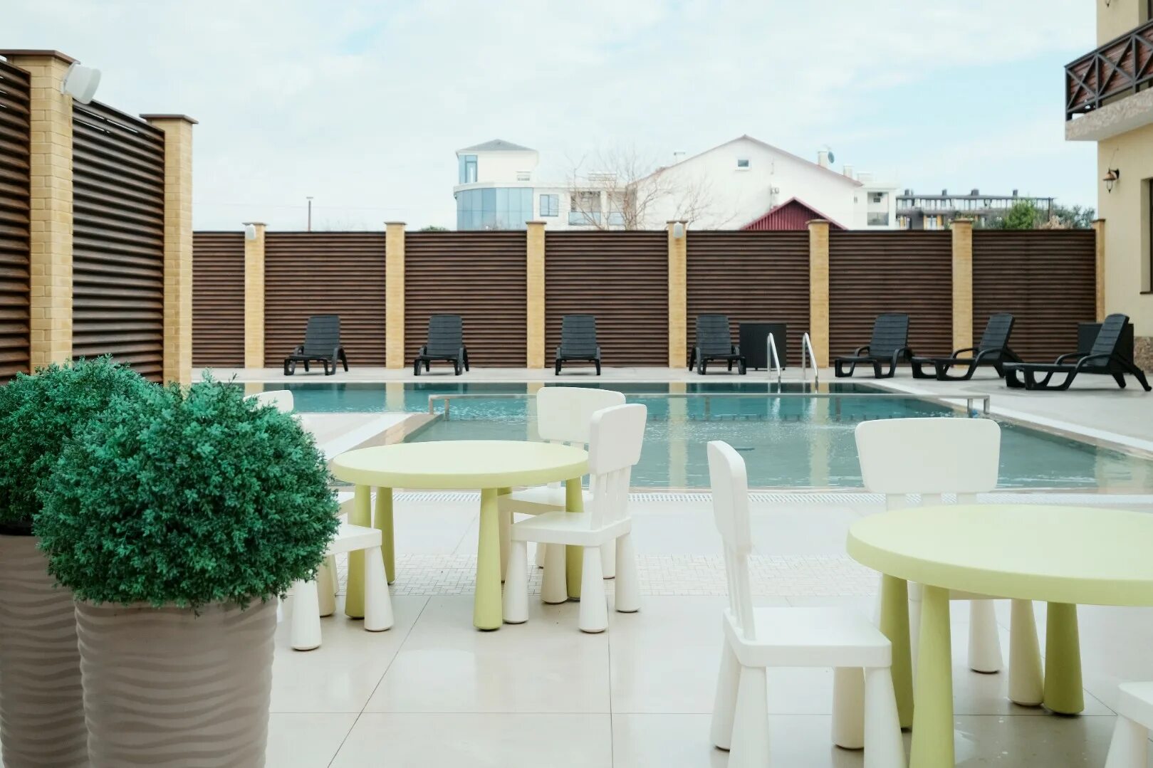 Моне 4 адлер сочи отель. Отель миа адлер. Отель мио адлер. Адлер апрель 2024. Парковый квартал адлер.