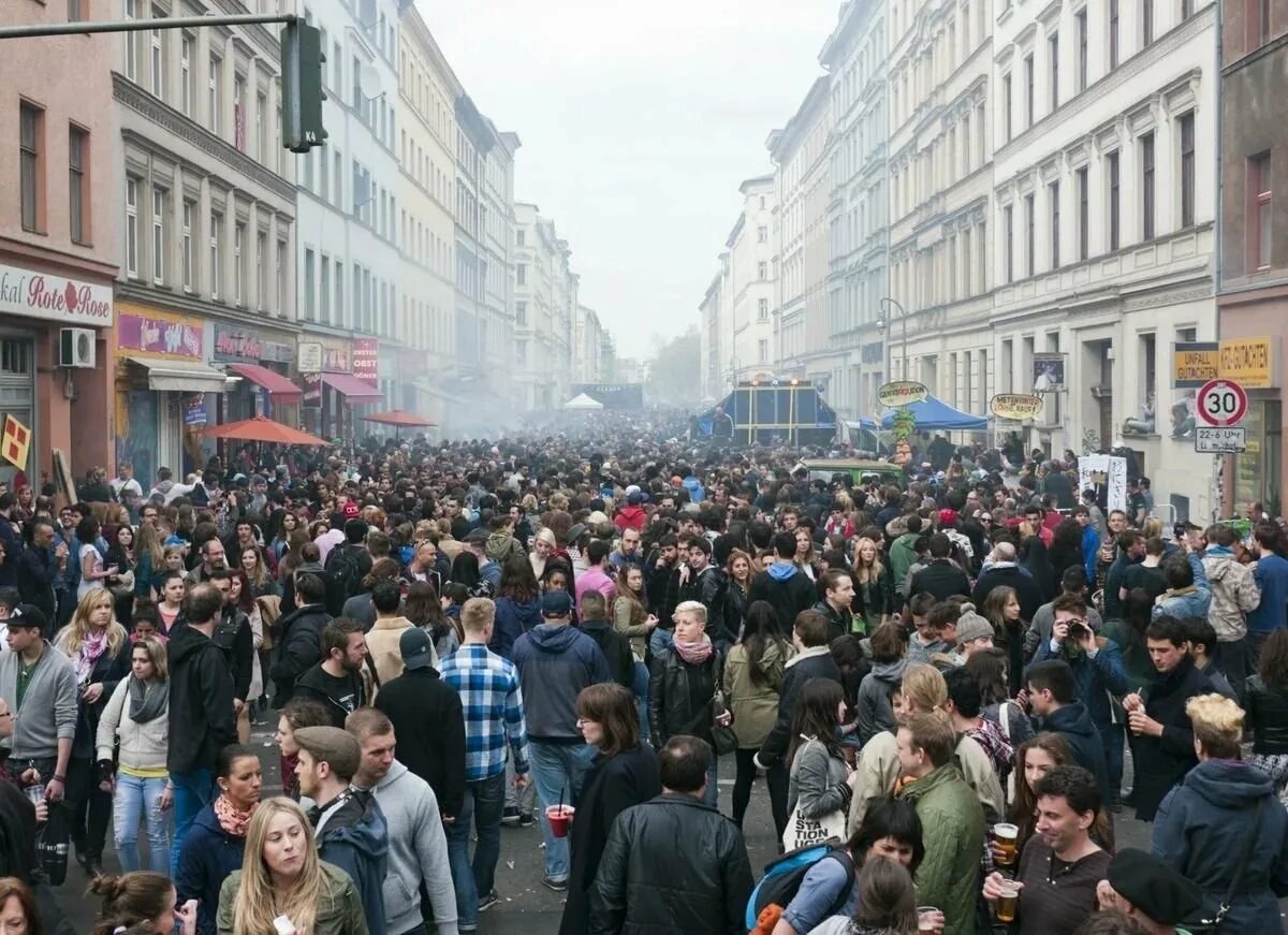 Сколько людей живет в берлине. Протесты в берлине 1 августа 2020. Берлин люди. Население берлина 2021. Веломарафон берлин.