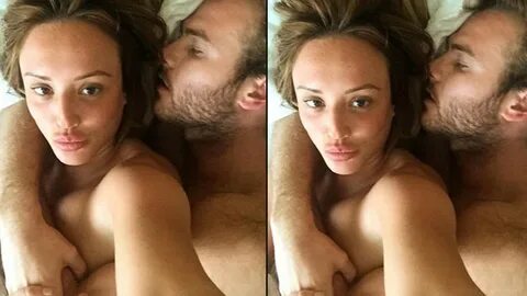 Charlotte Crosby'den yatakta çıplak selfie 