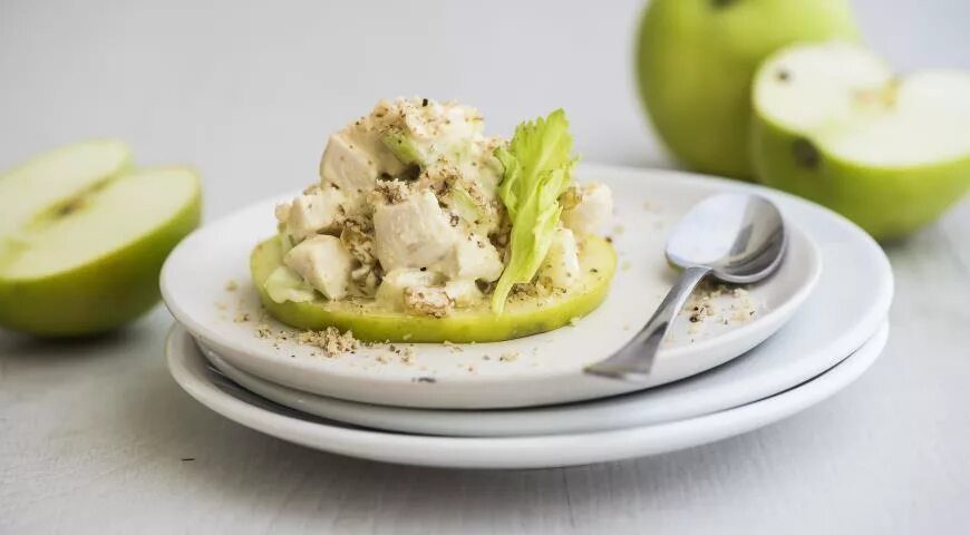 Грудка сельдерей яблоко. Салат из сельдерея и куриной грудки. Салат с сельдереем и куриной грудкой и яблоками. Салат из сельдерея с яблоком. Салат с сельдереем и куриной грудкой.