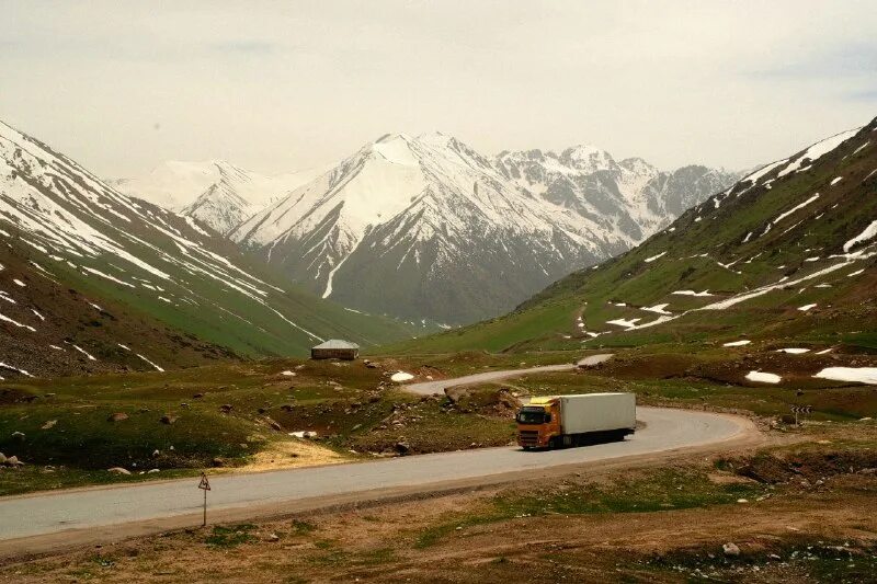 Природа альпы италия. Юг камчатки достопримечательности. Долина там кок вьетнам. Там в долине. Там в долине.