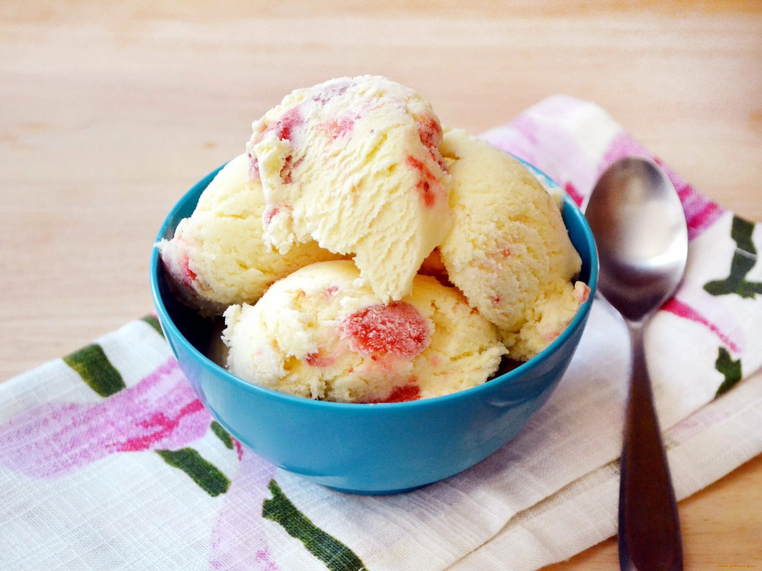 Клубнично банановое мороженое. Custard ice cream recipe vanilla. Вкусное мороженое. Домашнее мороженое. Мороженое сливочное.