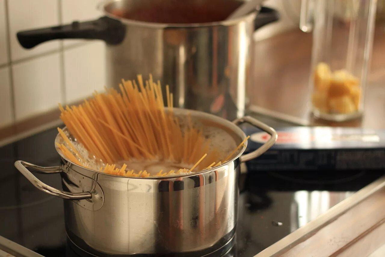 Сколько по времени варить спагетти в кастрюле. Макароны в кастрюле. Варка макарон. Кастрюля для спагетти. Кастрюля с едой.