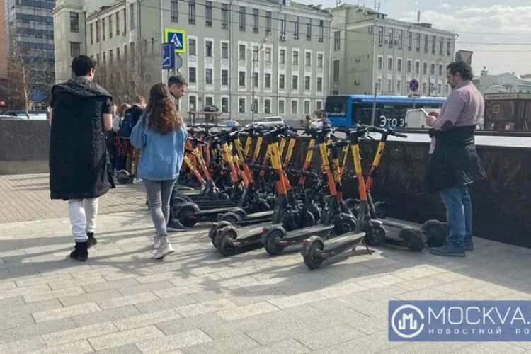Электросамокаты и велосипеды. Прокатный самокат. Подросток на самокате. Человек на электросамокате в москве. Люди на электросамокатах.