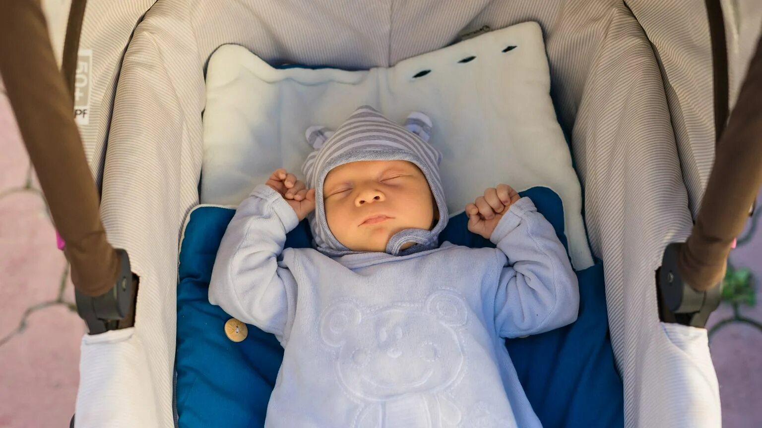 Гулять с месячным ребенком зимой. Количество прогулок с новорожденным. Гулять с месячным ребенком зимой. Младенец на прогулке. Зимние прогулки с детьми.