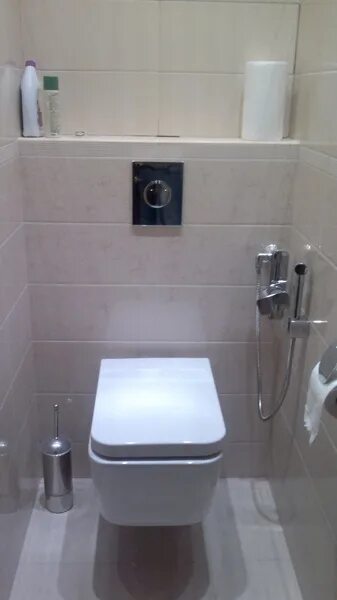 Инсталляция с гигиеническим. Унитаз инсталляция гигиенический Ду. Туалет с раковиной и гигиеническим душем. Туалет с инсталляцией и гигиеническим душем.