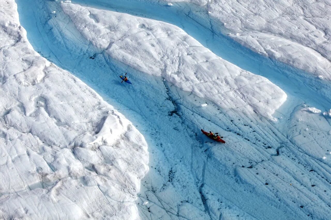 Большой остров покрытый льдами. Ледник Петермана в Гренландии. Голубая река в леднике Петерманна.. Река Петерманн, Гренландия\. Ледяной каньон Гренландия.