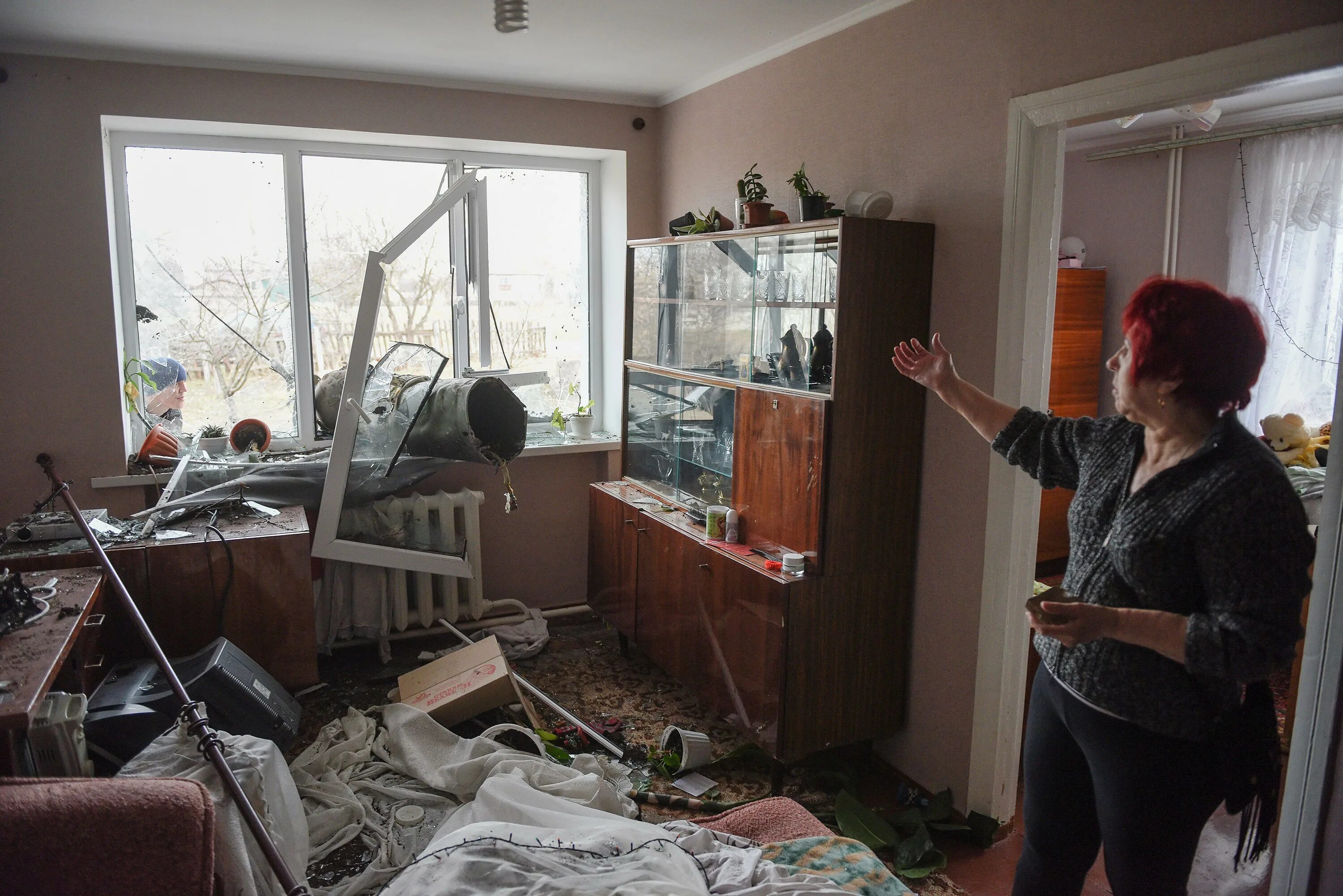 Испорченная квартира. Разбитый дом снарядом женщина чайник. Шебекино ночь разбитый снарядами дом.