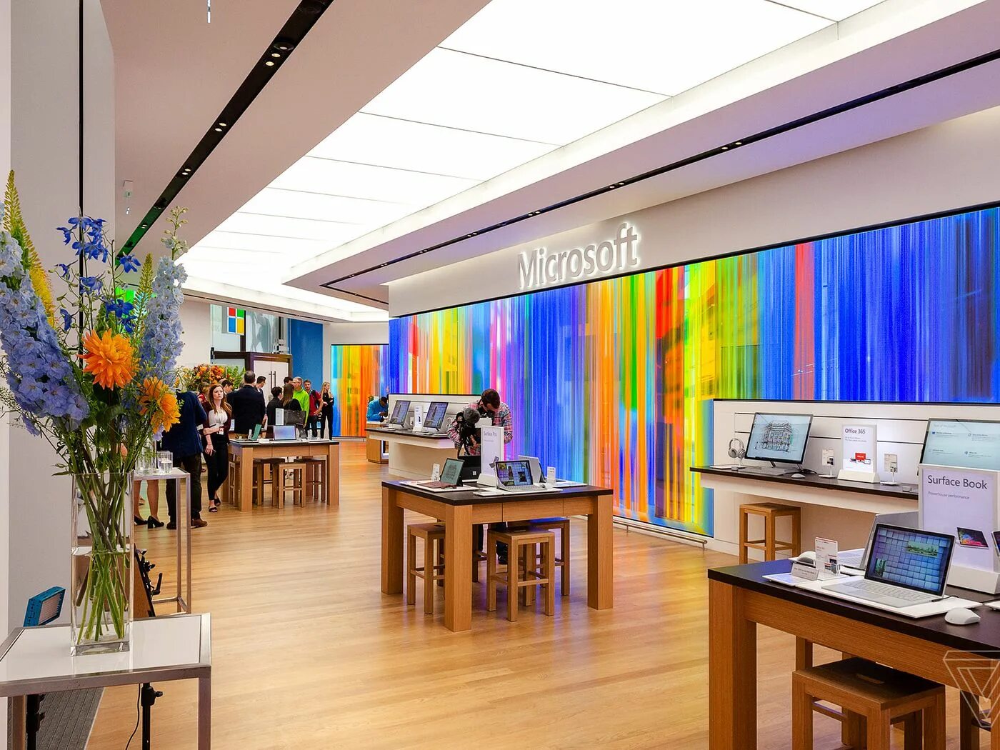 Центры microsoft. Компания майкрософт. магазин майкрософт. microsoft store магазин. майкрософт сторе.