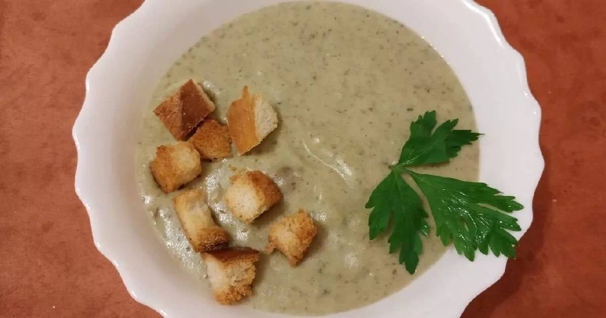 Пошаговый рецепт грибного супа пюре. Картофельный суп пюре с грибами. суп пюре из свежих грибов. суп пюре грибной с сухариками. суп-пюре грибной с крутонами.