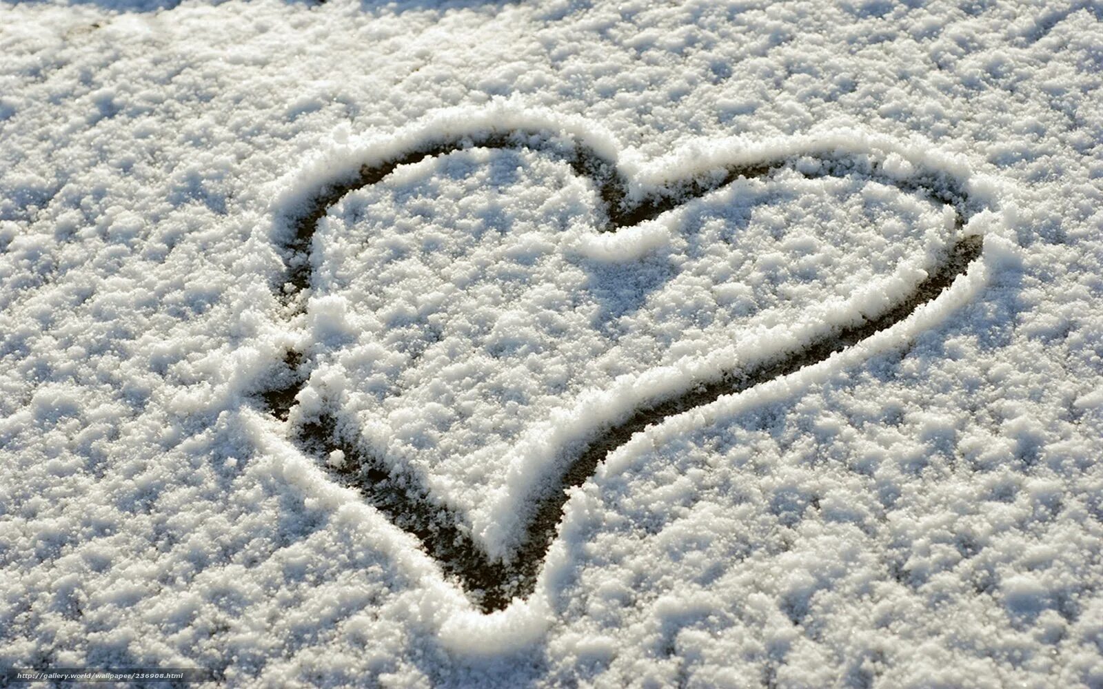 Сердечко на снегу. Сердечко из снега. Снег. Зимнее сердце.
