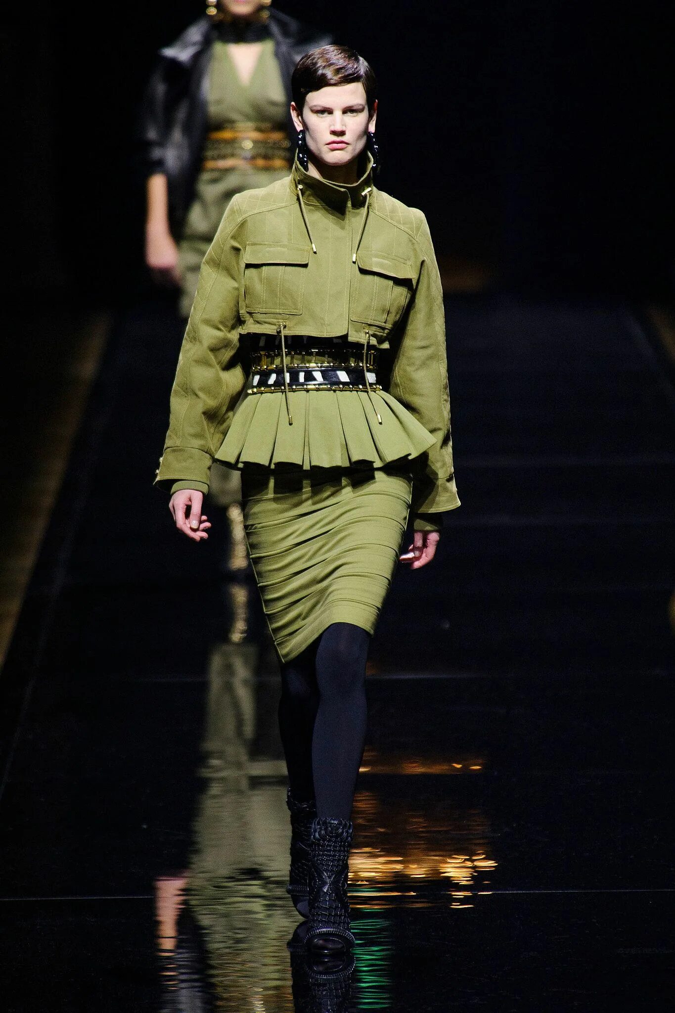 Новая мода перевод. Кристиан диор (christian dior). Нео футуризм. Шалом харлоу 2022. Catwalk fashion.