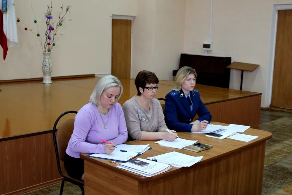 мвд. дзержинский кдн. комитет по делам несовершеннолетних. беседа с инспектором по делам несовершеннолетних в школе. летушева светлана александровна.