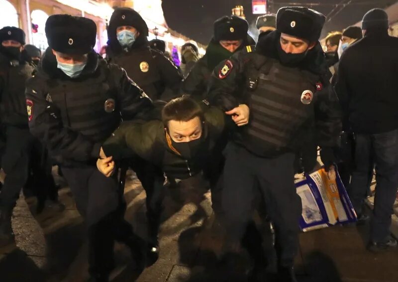 Арест против. Полиция задерживает митингующих. Протестов России 2021 ОМОН. Протесты 23 января 2021 в Санкт Петербурге. Пикетирование, беспорядки.