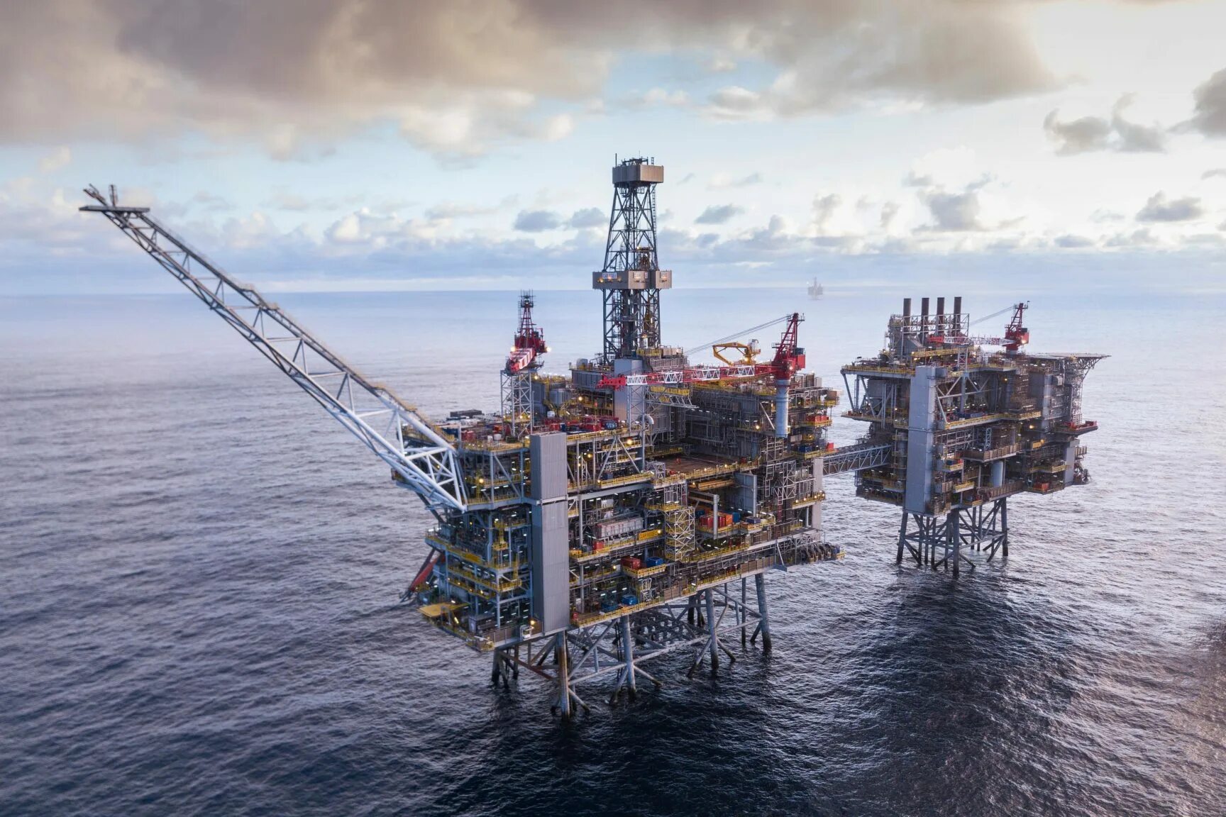 Добыча морских ресурсов. Нефтедобывающая морская платформа хайберния. offshore oil and gas в северном море англии. добыча нефти на шельфе северного моря. заброшенные нефтяные платформы.