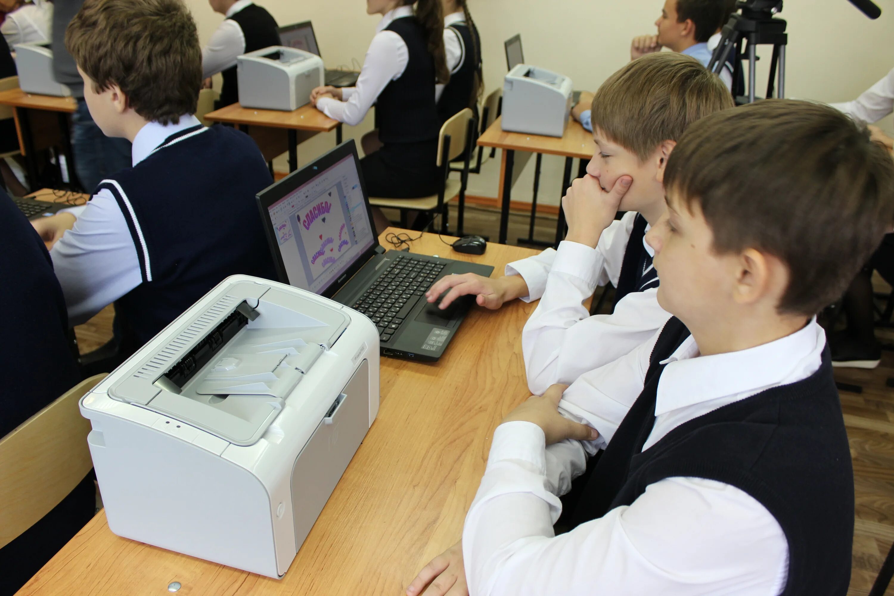 В классе установили новый компьютер. Компьютерные классы. Компьютерное оборудование для детей. Школьный компьютерный класс. Дети в компьютерном классе в школе.
