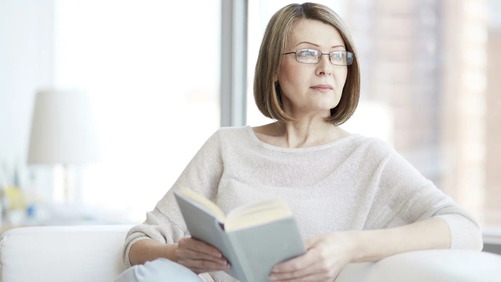 Лишняя женщина читать. Женщина среднего возраста. Женщина средний лет в очках. Успешная женщина в возрасте. Интеллигентная женщина.