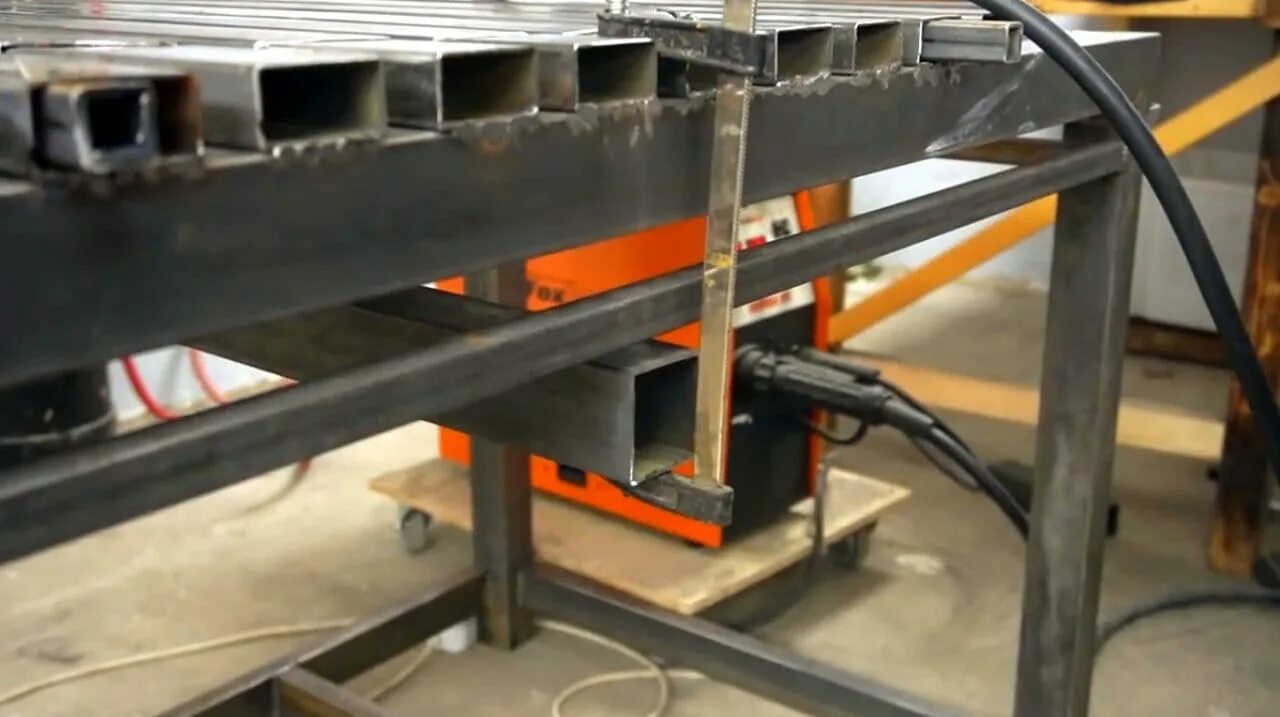 This is svarka. Электросварщик ручной сварки. Аргонно дуговая сварка. Диффузионная пайка схема. Сварка 96.