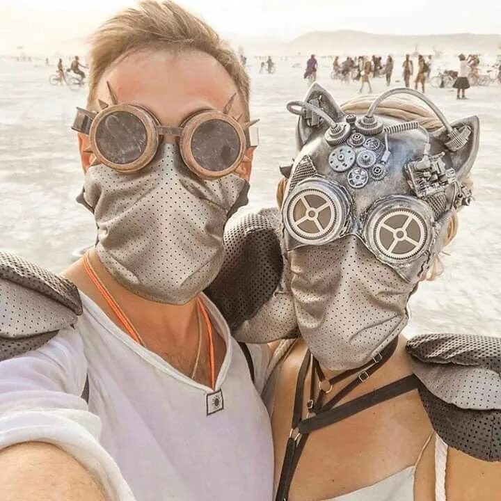 Фестиваль невада бернинг мэн. Burning man, невада. Бкрбер мен фестиваль. Бкрбер мен фестиваль. Фестиваль в пустыне невада burning man костюмы.
