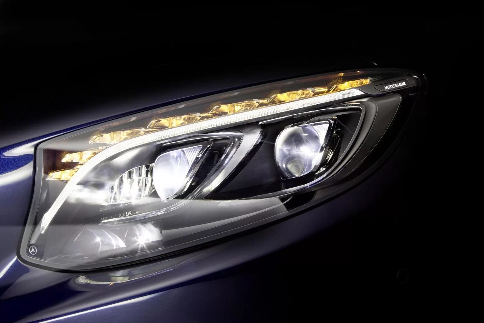 Фары фото. Multibeam led Mercedes CLS. Фары мультибим на Mercedes. Led фары Mercedes. Матричные фары Мерседес.