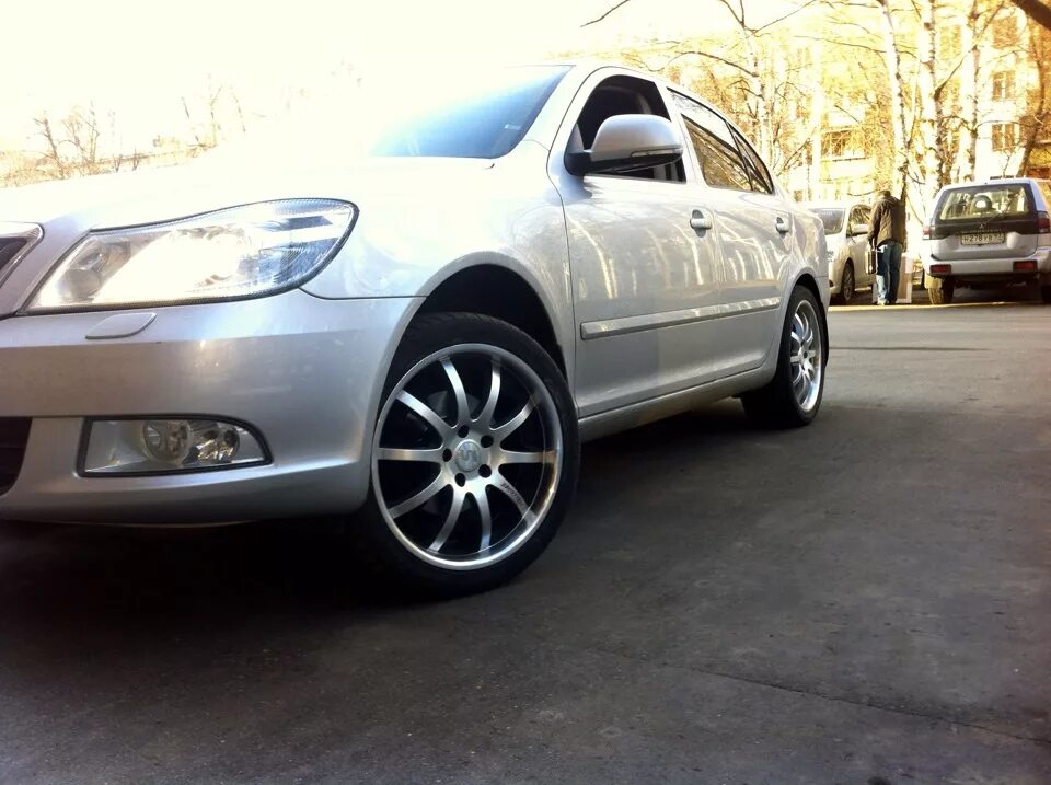 Диски sport technic. Octavia a5 Sport Technic r17. Диски Sport Technic r17 Шкода Октавия а5. Октавиа а 5 на Sport Technic mono10 r17.