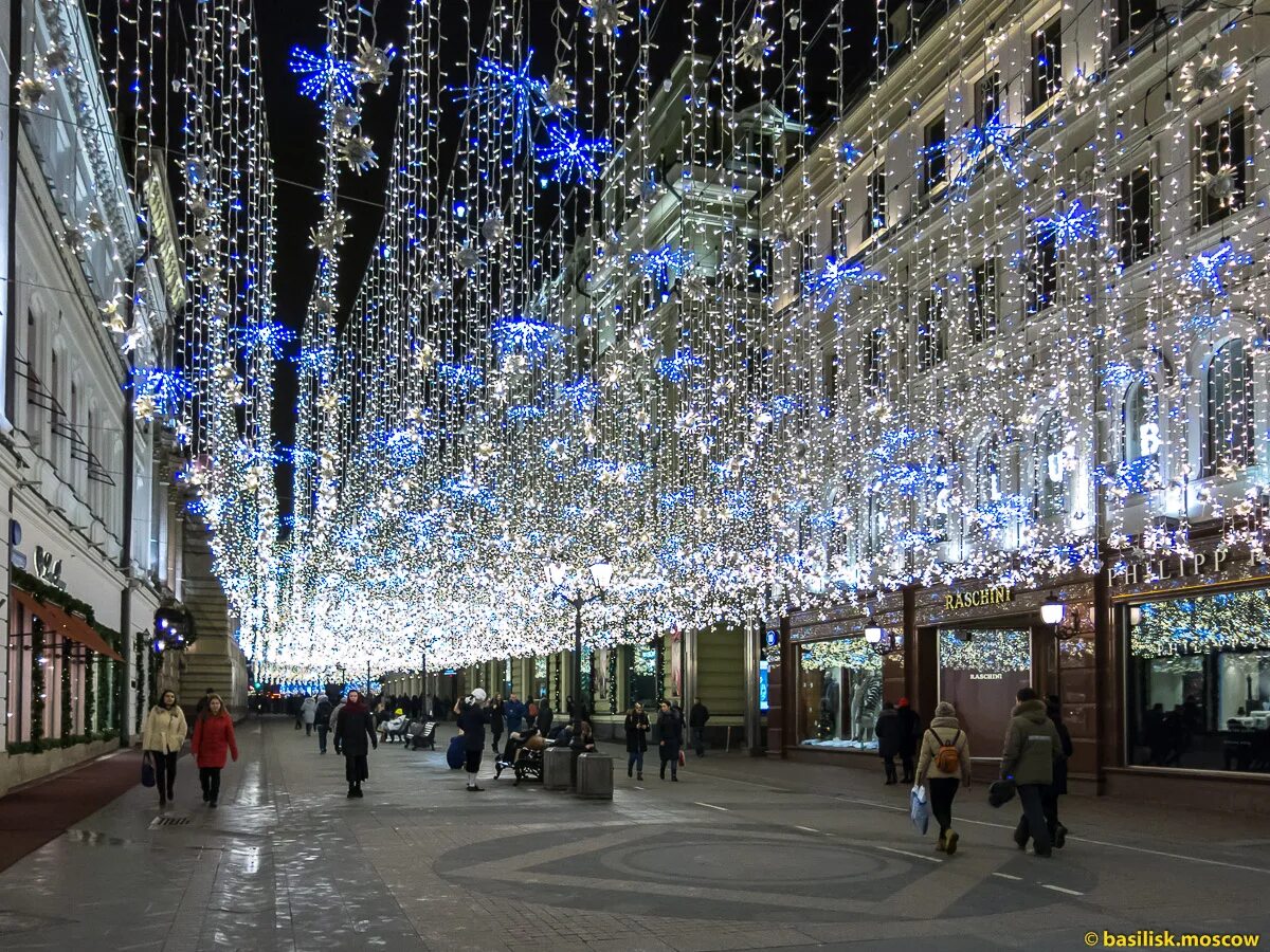 Москва где украсили. Никольская улица Москва. Арбат Никольская улица. Никольская улица пешеходная. Никольская улица Москва сейчас 2023.