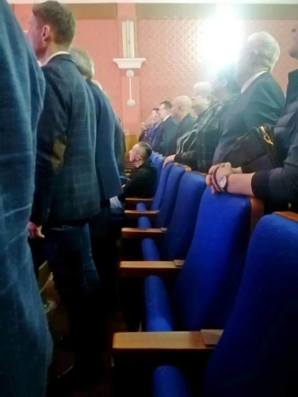 Не встали во время исполнения гимна