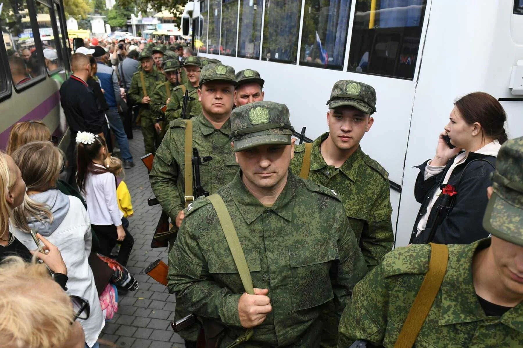 Сколько приходит добровольцев в военкомат. Мобилизация. призывники. военкомат мобилизация.