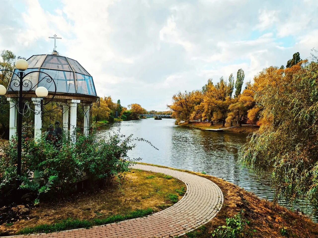 Белгород красивые места. Парк Победы Белгород. Парк Победы Белгород осень. Ротонда Маршалково. Белгород осенью.