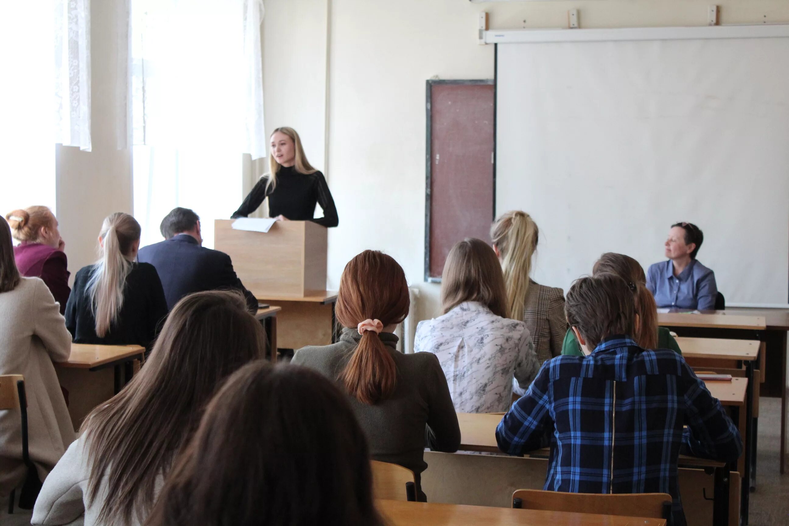 Выступление студентов. Студент выступает с докладом. Публичные выступления школьников. Выступление студента на семинаре.