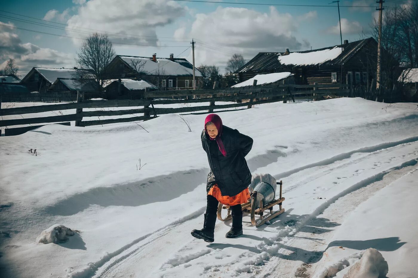 Городской человек в деревне. Жизнь в деревне. Жизнь в деревне зимой. Деревня зима люди.