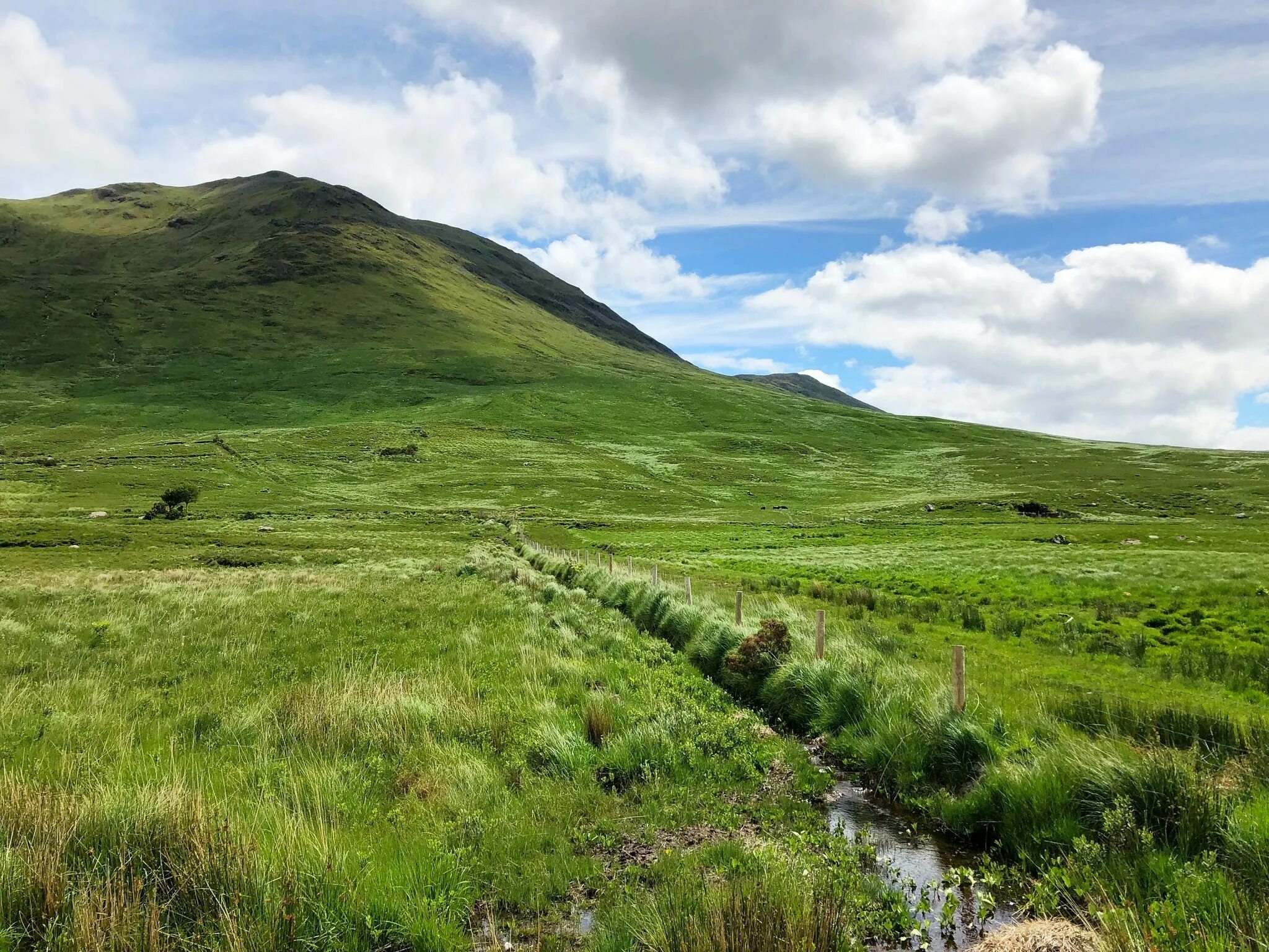 Rolling hills. Ирландия усеченная гора. Степи Ирландии. Холмы Ирландии. Downhill Ireland.