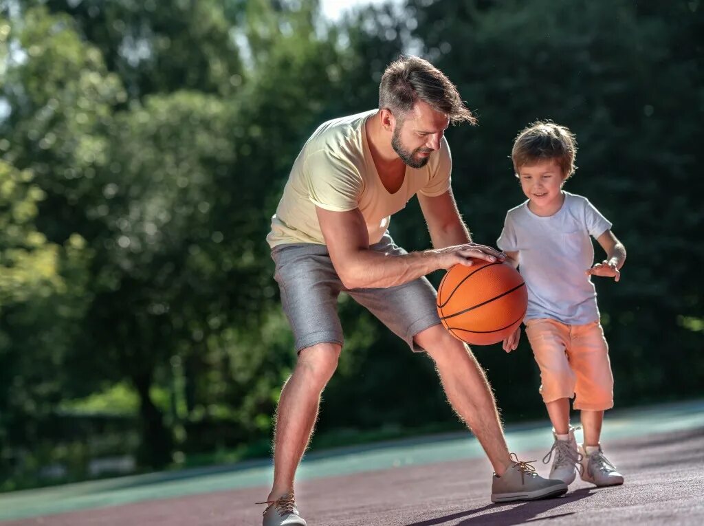 Do you enjoy playing sports. Папа сын баскетбол. Папа с сыном играют в баскетбол. Баскетбол семья. Семья играет в баскетбол.