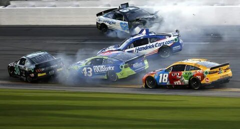 На суперспидвее в Дайтоне стартовал новый сезон NASCAR Cup.