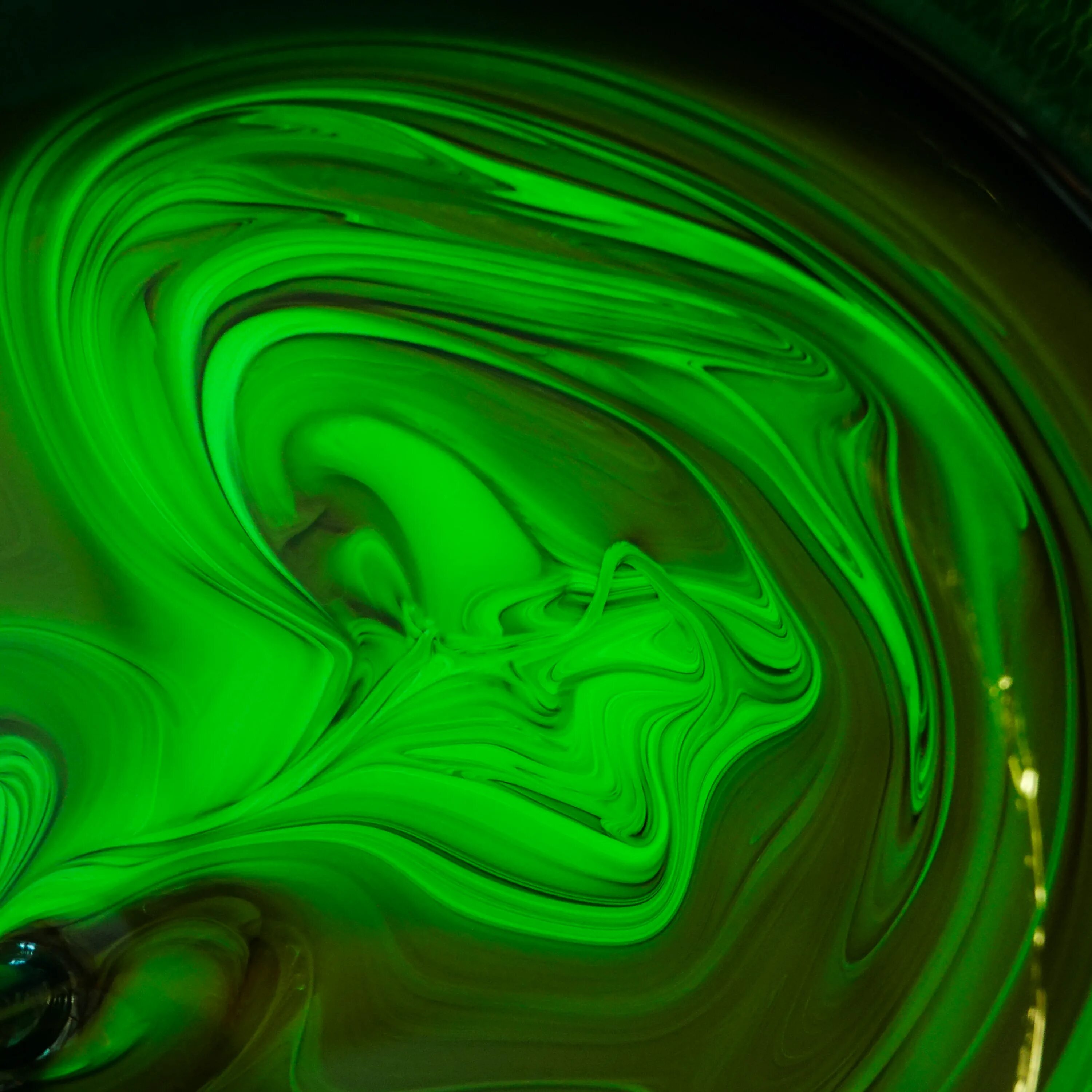 Неоновая жидкость. Зеленая жидкость. Салатовые разводы краски. Краска зеленая. Зеленая неоновая жидкость.