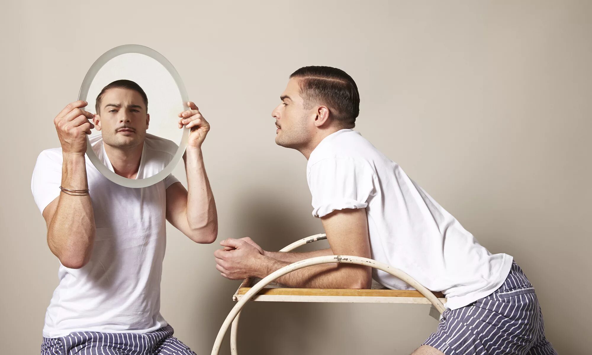 Манипуляция телом. Человек в зеркале. Эгоистичный человек. Мужчина в зеркале. Зеркало отношений.
