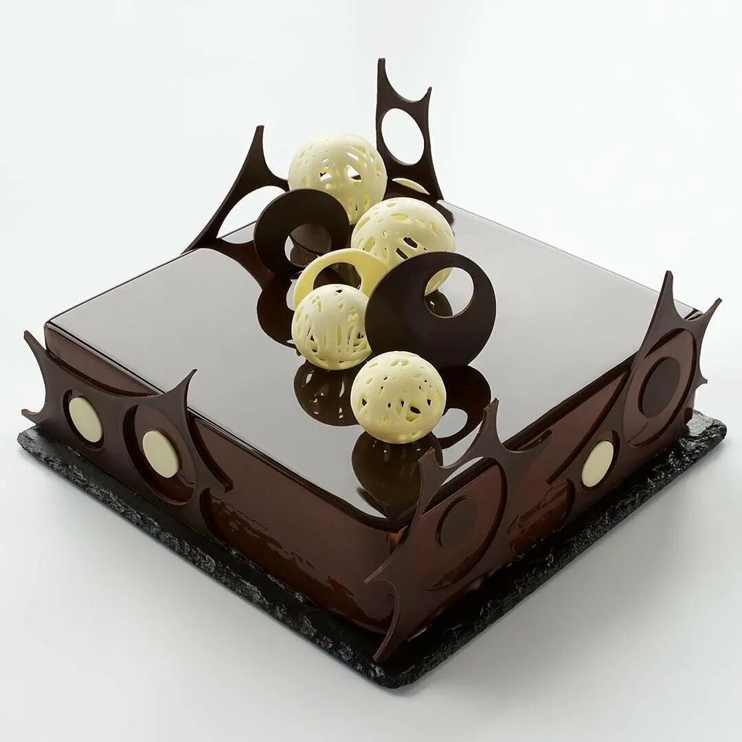 Торт с шоколадным декором. Украшение торта шоколадными фигурками. Декор торта шоколадными шарами. Украшение торта декором из шоколада.