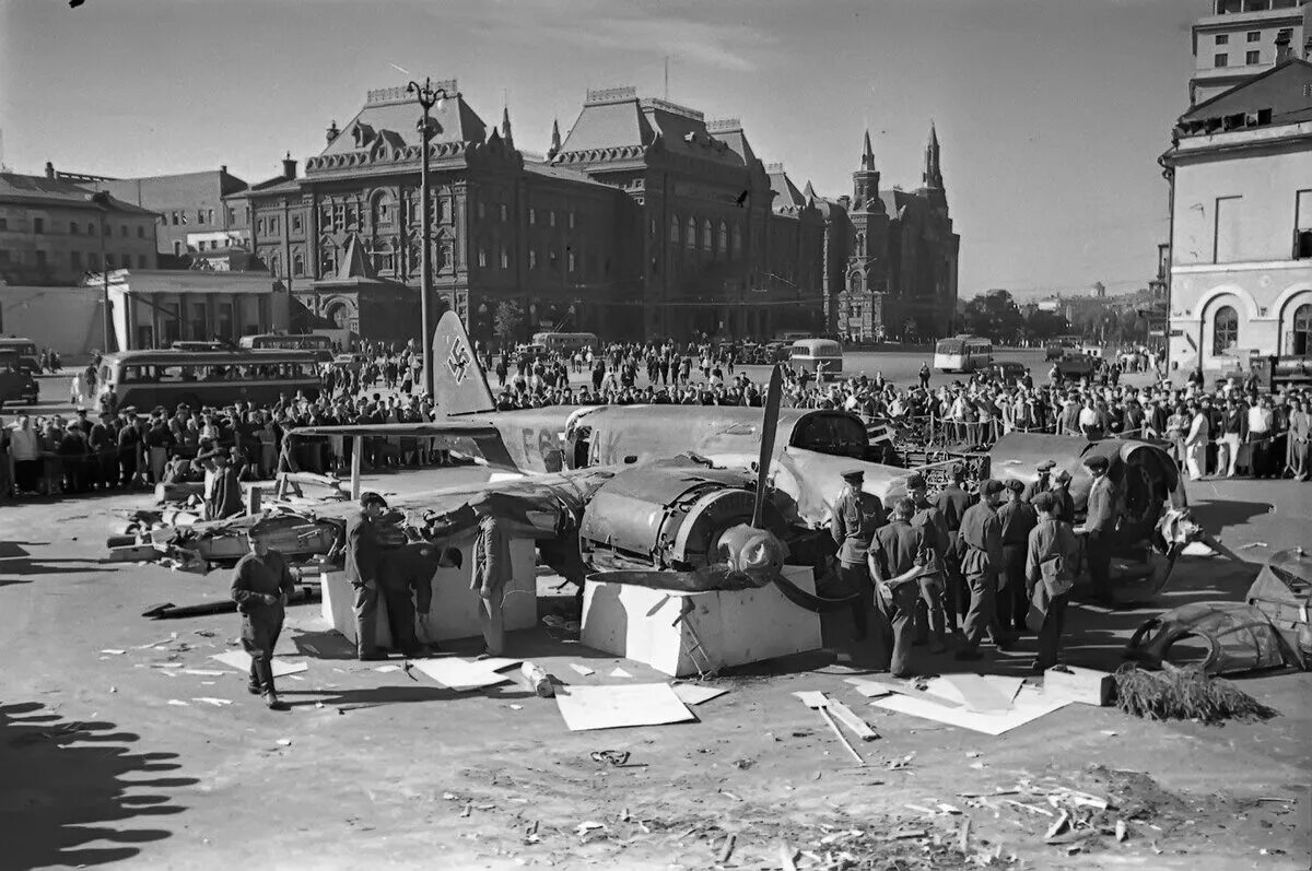 Москву бомбят. Бомбардировщик Юнкерс на площади Свердлова 1941. Москва 1941 год. Сбитый самолет в Москве 1941. Московский Кремль маскировка 1941.