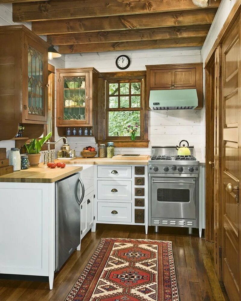Кузн в деревянном доме. Кухня в деревянном доме. Планировка кухни в деревенском доме. Небольшая кухня в деревянном доме.