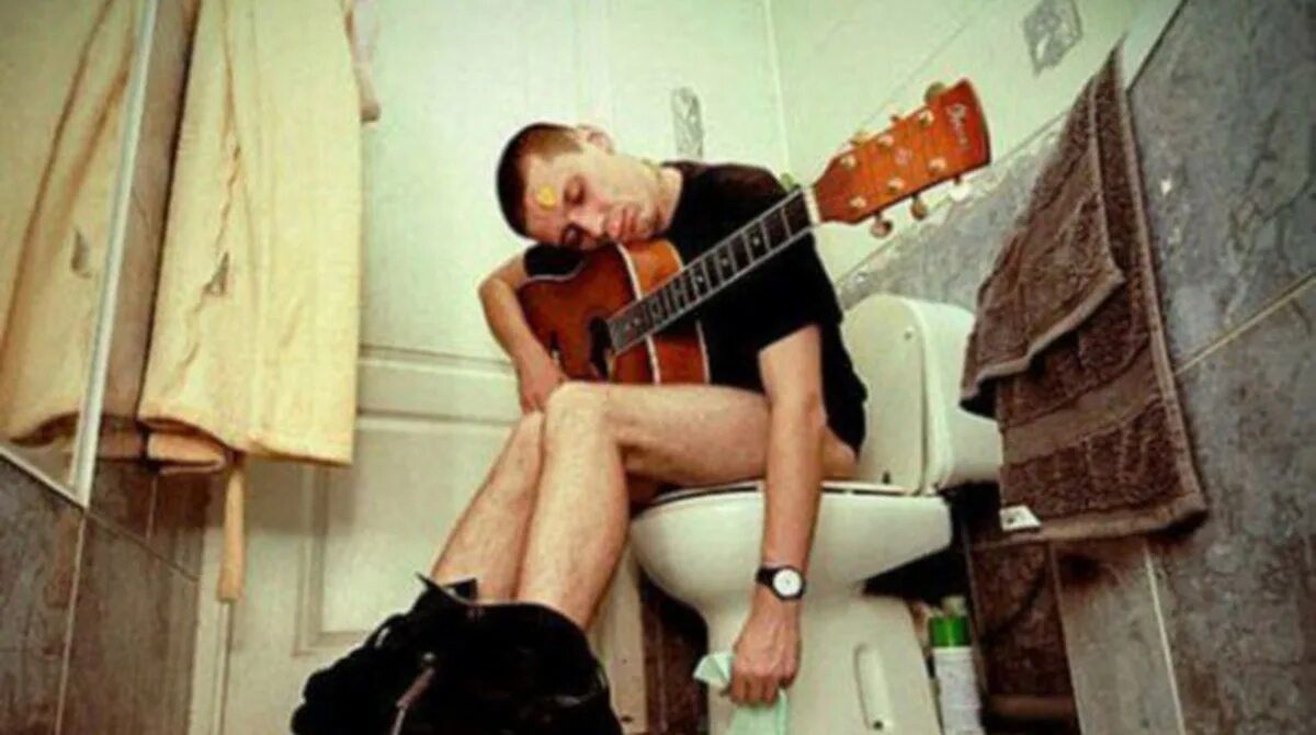 Поющий туалет. Пьяный гитарист. Пьяные рок музыканты. Пьяная гитара. Алкаш с гитарой.