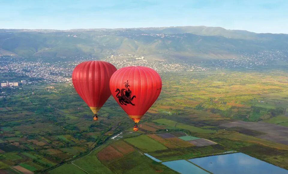 Что случилось в грузии на воздушном шаре. Воздушный шар Тбилиси парк Рике. Грузия Тбилиси воздушный шар. Полет на воздушном шаре Грузия.