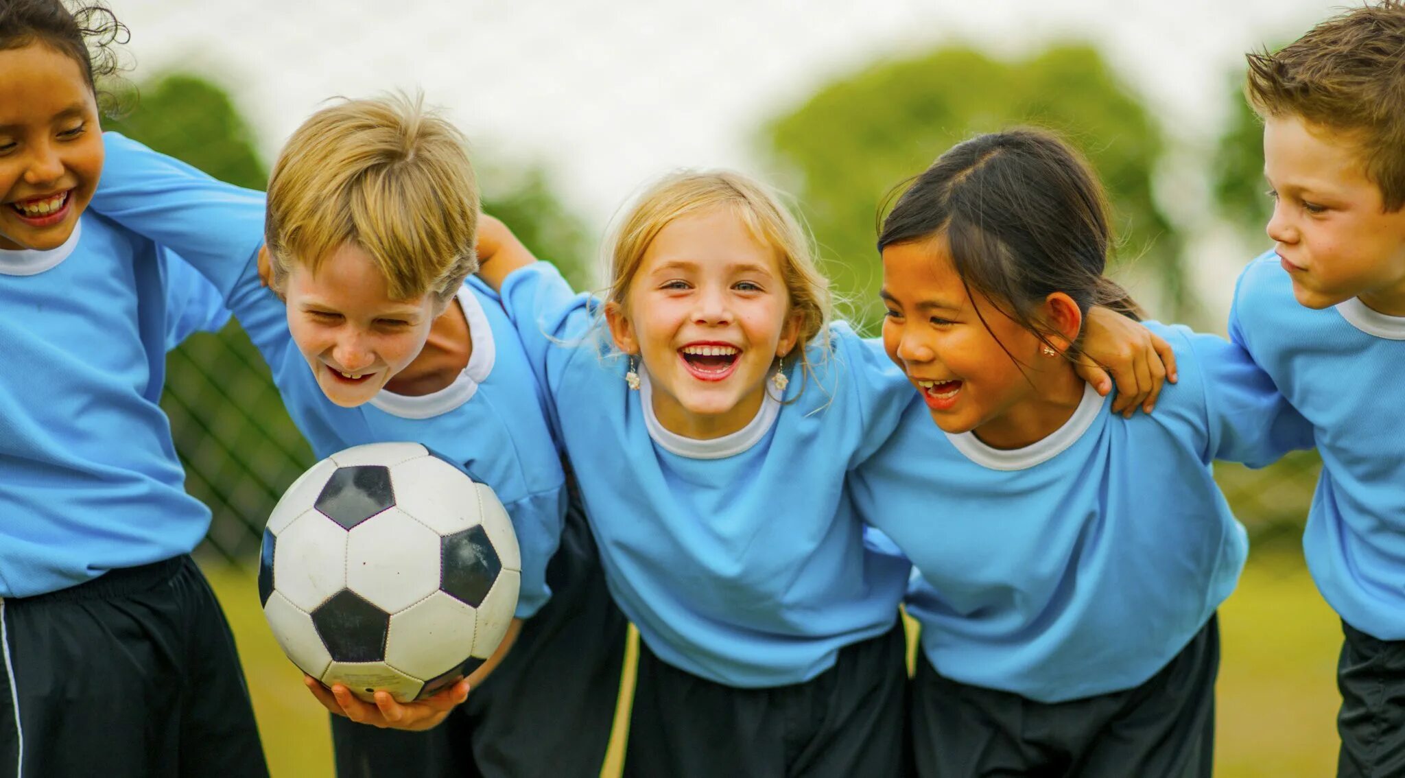Training school. Дети спортсмены. Детский спорт. Футбол дети. Счастливые дети спорт.