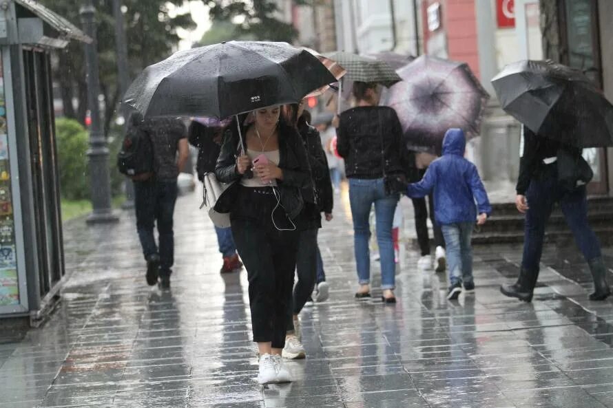 Умеренный дождь. Дождь во Владивостоке. Дождь фото. Необычные осадки. Необычный дождь.