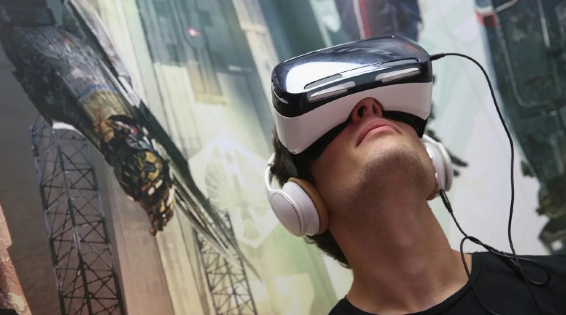 Vr последняя версия. Samsung Gear шлем. Окулус шлем виртуальной реальности. Виртуальная реальность (Virtual reality, VR). Человек в шлеме виртуальной реальности.