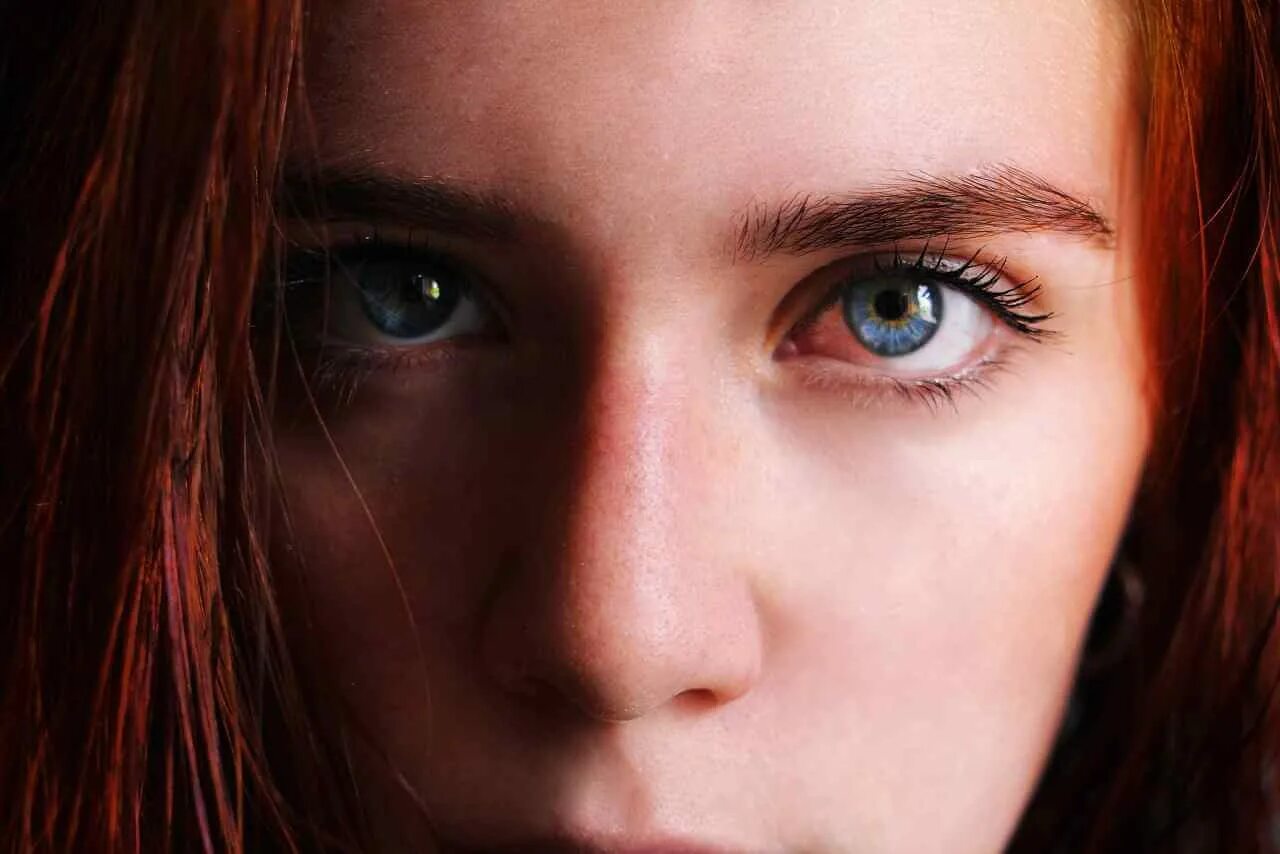 Глаза встретились взглядом. Глаза девушки. Красный цвет глаз натуральный. Красивый цвет глаз. Красивые женские глаза.