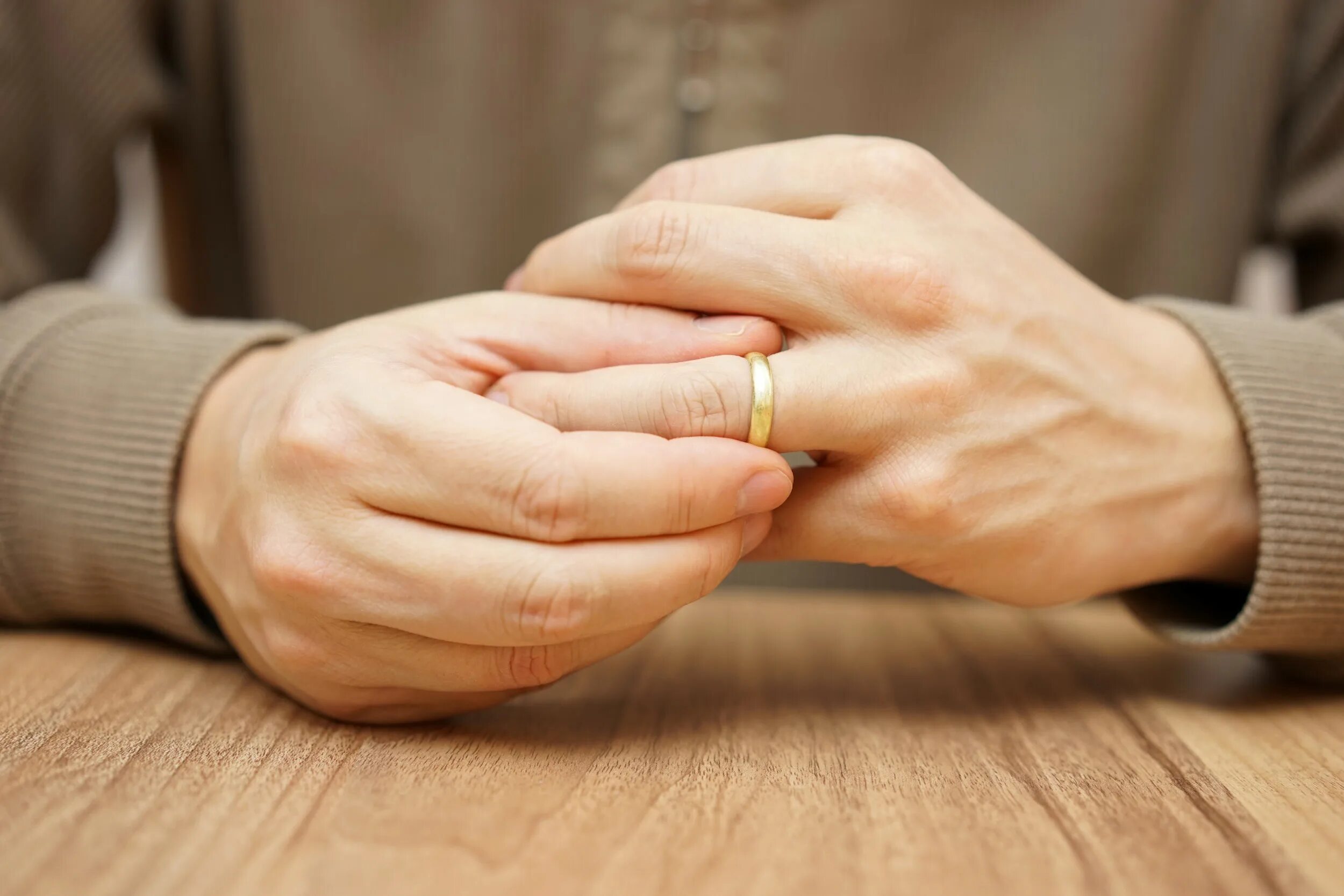 Аферизм. Развод. Развод кольца. Обручальные кольца развод. Мужская рука.