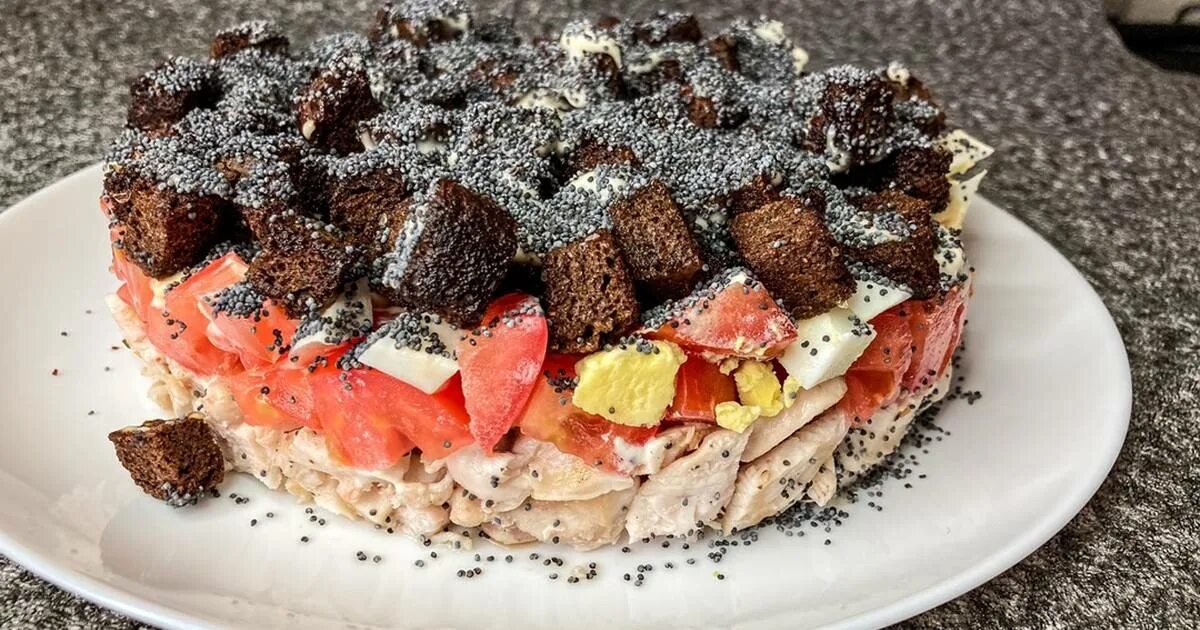 Салат курица под кайфом. Салат курица под кайфом с копченой курицей и сухариками и помидорами. Салат из копчёной курицы с помидорами и сухариками и маком. Салат курочка под кайфом. Салат курица под кайфом.