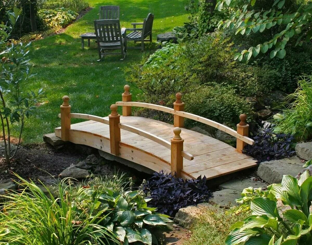 Сделать мост своими руками. Мостик на участке декоративный. Садовые мостики. Деревянный мостик для сада. Декоративный садовый мостик.